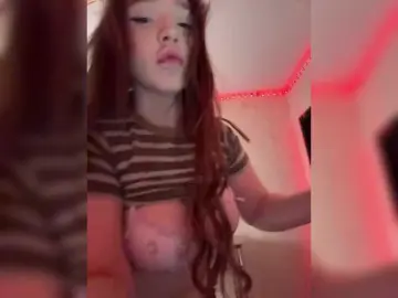 LittleDelora  live sex cam