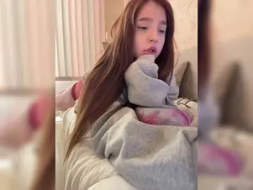 LittleDelora  live sex cam