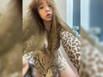 LittleDelora  live sex cam