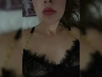 BellaLuvi32  live sex cam