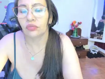 Esmeraldamilf  live sex cam