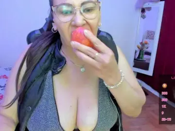 Esmeraldamilf  live sex cam