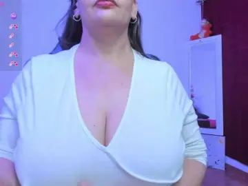 Esmeraldamilf  live sex cam