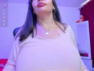 Esmeraldamilf  live sex cam