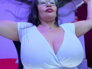 Esmeraldamilf  live sex cam