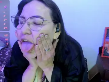 Esmeraldamilf  live sex cam