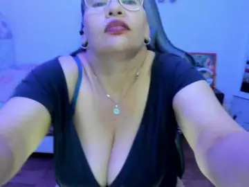 Esmeraldamilf  live sex cam