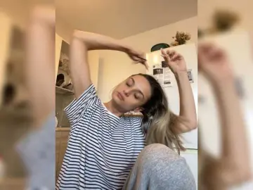 Rebe2912  live sex cam