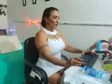 Cristaluna  live sex cam