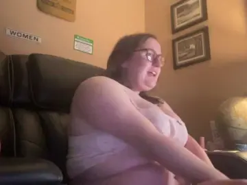 Lucycomestrue  live sex cam