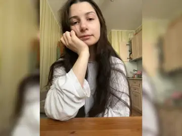 Alisia4  live sex cam