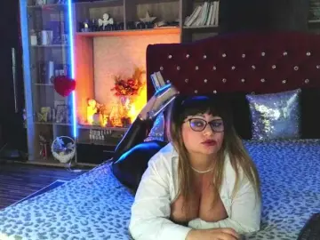 CandyBigbooty  live sex cam