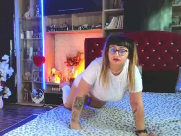 CandyBigbooty  live sex cam