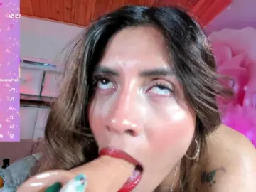 Emiliclark  live sex cam