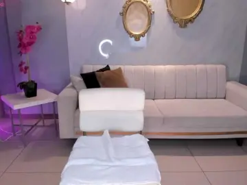 NiaHolland  live sex cam