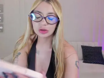 NiaHolland  live sex cam