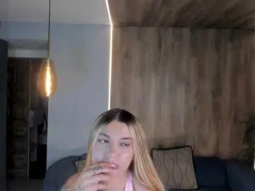 NiaHolland  live sex cam