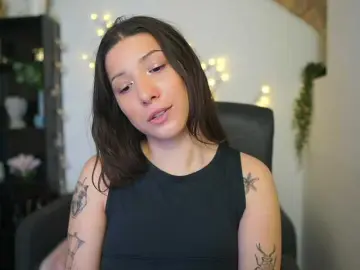 Caylinn18  live sex cam