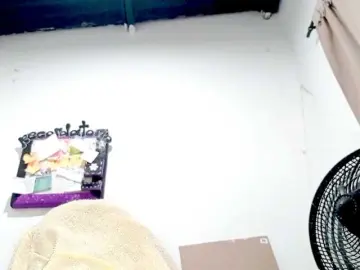 PetiteIvoryqueens  live sex cam