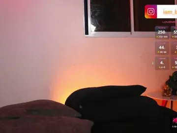 Yourtoybella  live sex cam