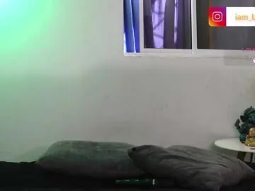 Yourtoybella  live sex cam