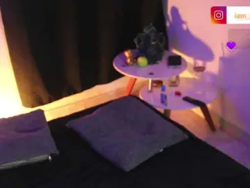 Yourtoybella  live sex cam