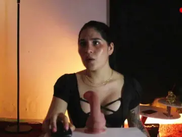 Yourtoybella  live sex cam