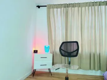 Sara-BigAss  live sex cam
