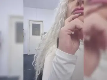 MoonLove13  live sex cam