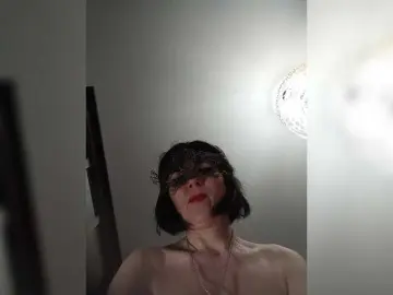 Lilya18  live sex cam