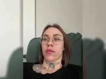 IRAONIC  live sex cam