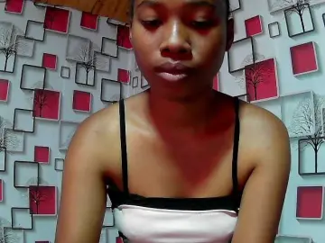 Larah00  live sex cam