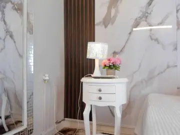 Hannahill69  live sex cam