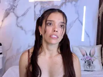Hannahill69  live sex cam