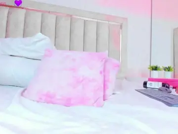 AlaiaMoretti  live sex cam