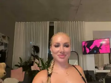 KarenLuxe  live sex cam