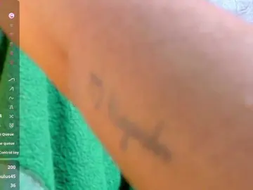 Skinnyslutgirl  live sex cam