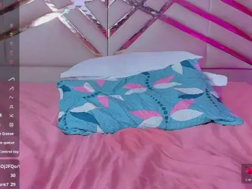 Skinnyslutgirl  live sex cam