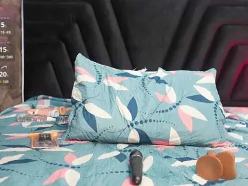 Skinnyslutgirl  live sex cam