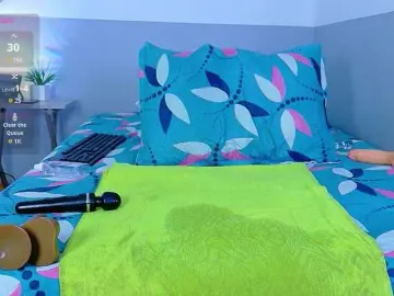 Skinnyslutgirl  live sex cam