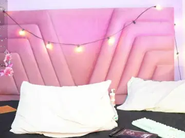 Skinnyslutgirl  live sex cam