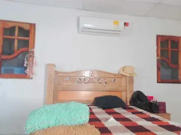 Bratz-glloe  live sex cam