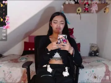 Pocahot-ass  live sex cam