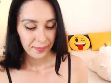ValeriaFoxx  live sex cam