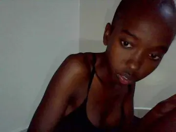 Lilpatoot  live sex cam