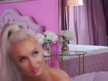 LaraBrynn  live sex cam