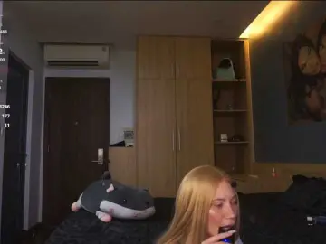 Kristall-catt  live sex cam