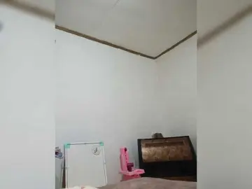 Laura35  live sex cam