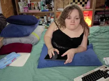 Julia-79  live sex cam