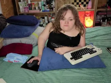 Julia-79  live sex cam